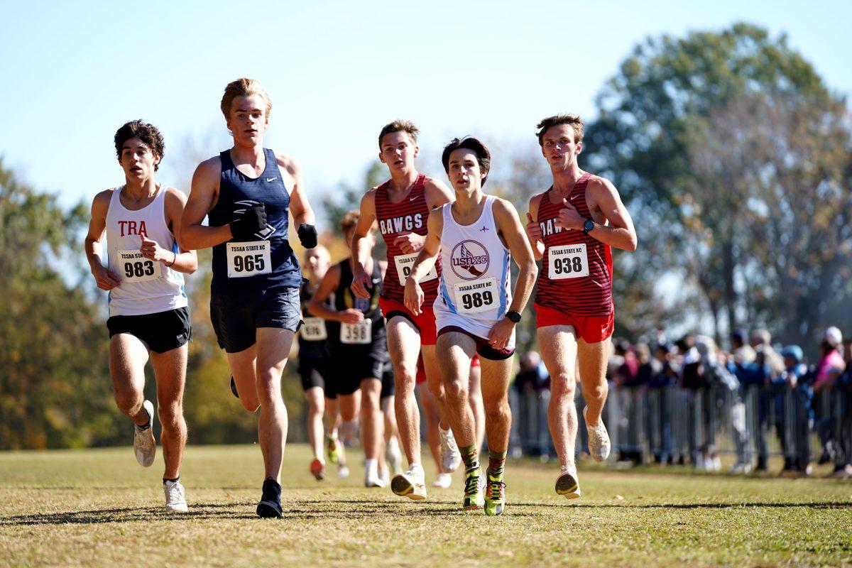 Eli Galentino ‘24 (bib 989, second from right) is surrounded by runners as he makes his way to the finish line. (via TN Milesplit)