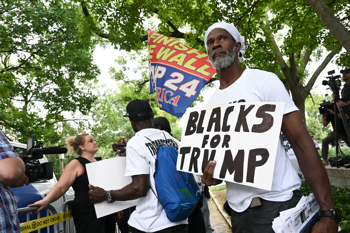 Members of Blacks for Trump gather outside the E. Barrett Prettyman courthouse in D.C. on Aug. 3, 2023. (via Matt McClain/The Washington Post)
