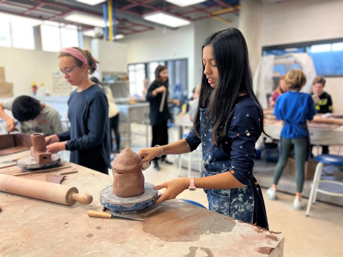 Rena Zagnoev ‘19 and Syra Tahiliani ‘29 work in a USN ceramics studio. (via usn.org)